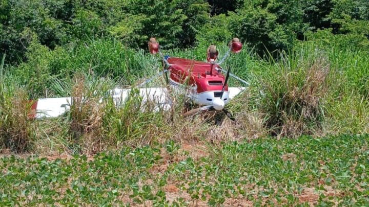 Avião de pequeno porte faz pouso de emergência