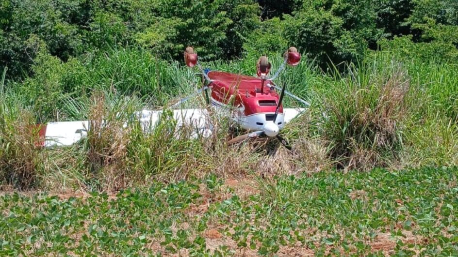 Avião de pequeno porte faz pouso de emergência