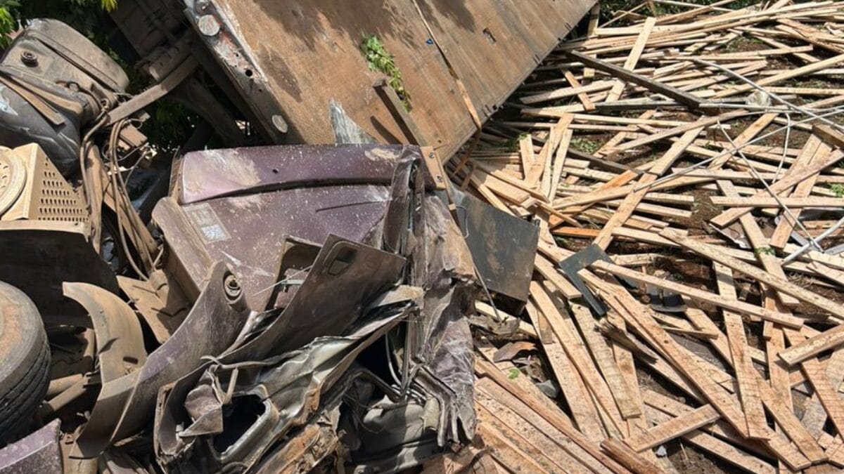 Caminh&atilde;o que tombou em Arvoredo