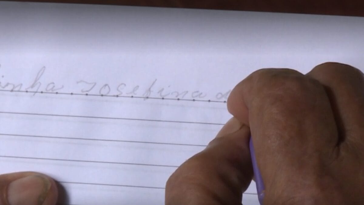 Neta ensina bisav&ocirc; a ler e escrever