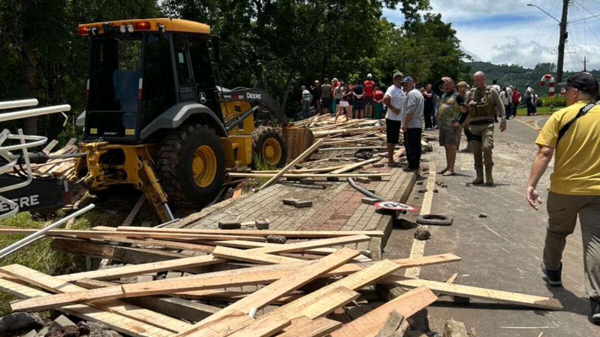 Caminh&atilde;o que tombou em Arvoredo