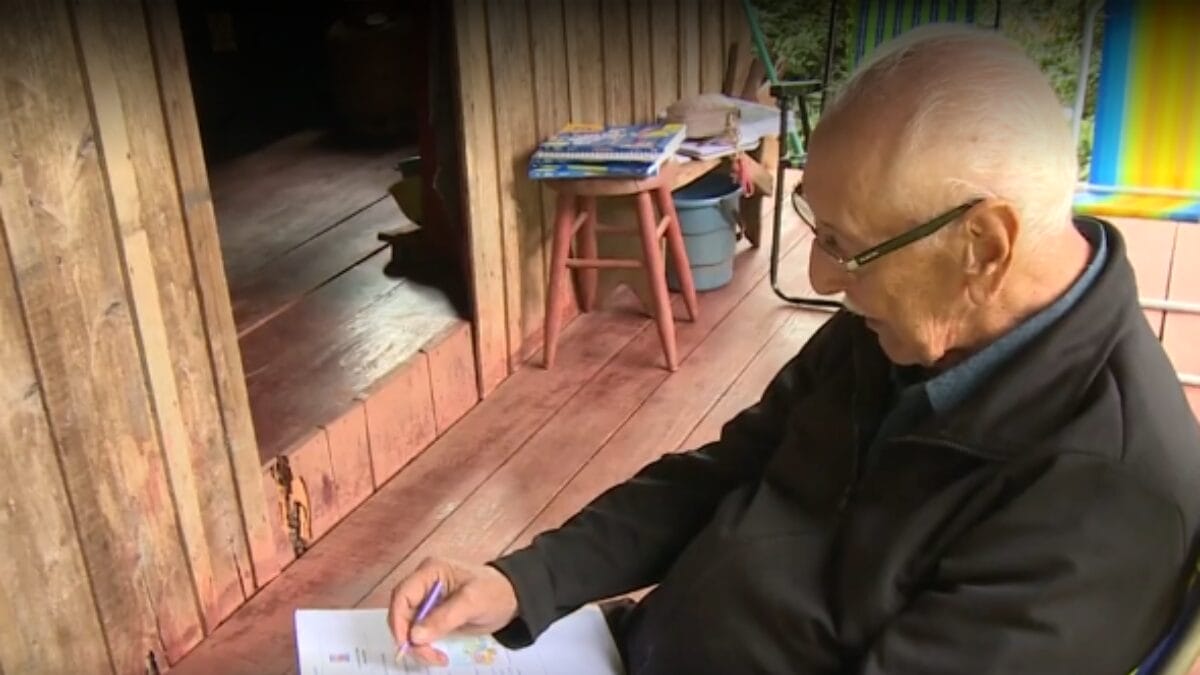 Neta ensina bisav&ocirc; a ler e escrever