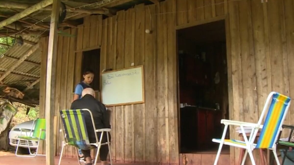 Neta ensina bisav&ocirc; a ler e escrever