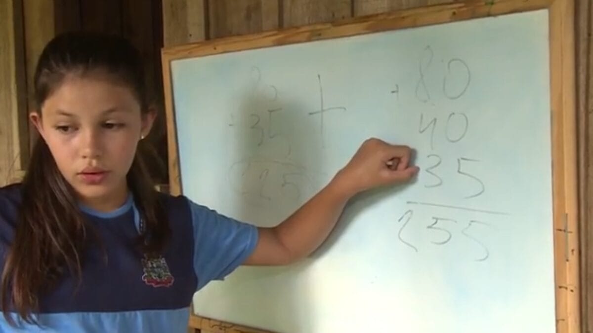 Neta ensina bisav&ocirc; a ler e escrever