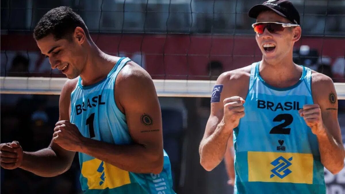 Adelmo e Mateus comemorando ponto com o punho fechado