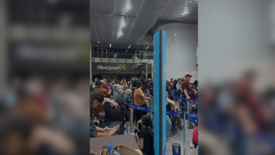 Foto mostra pessoas na fila do aeroporto de Guarulhos, em São Paulo