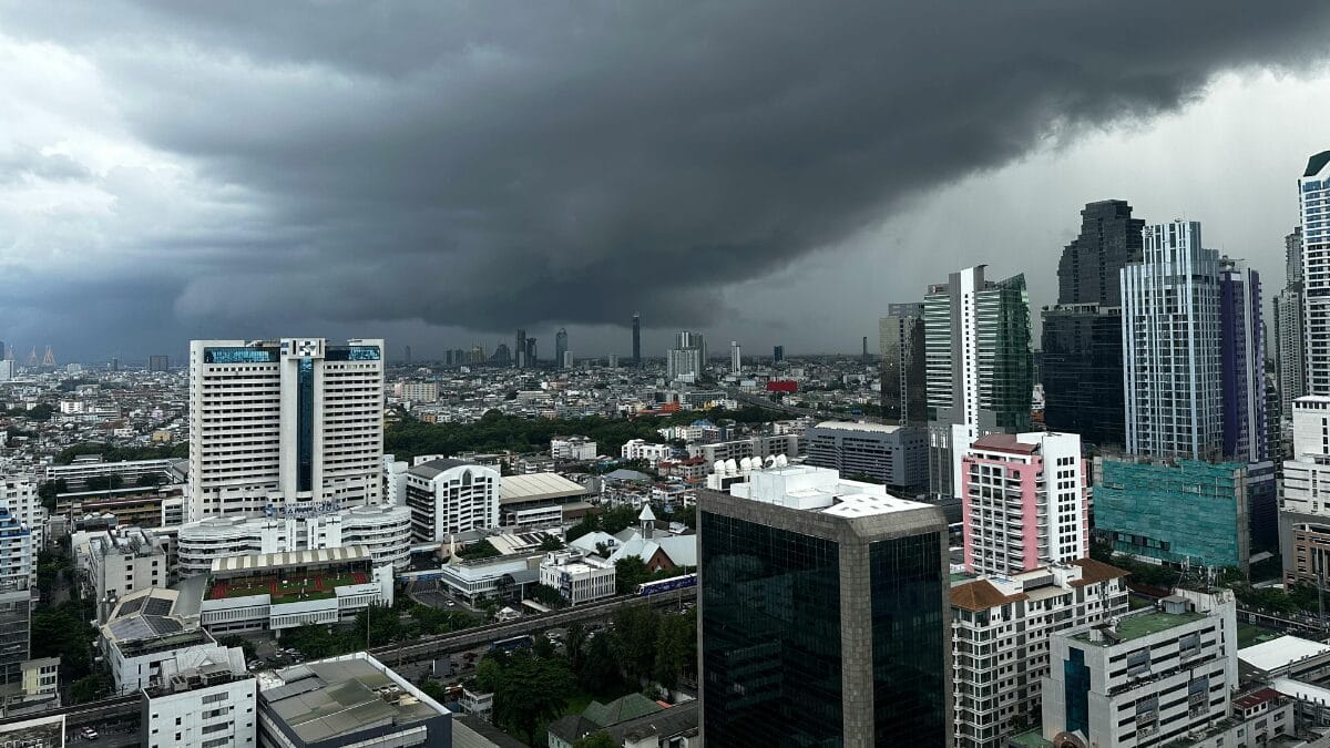 Foto mostra nuvem preta em cima de cidade