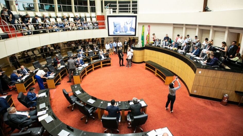 Alesc votou propostas do governo do Estado em sessão desta terça (Foto: Giovanni Kalabaide, Agência AL)