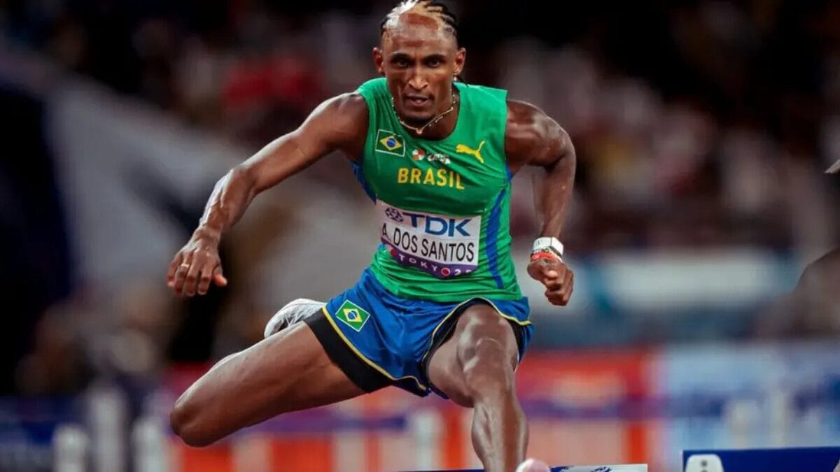 Alison dos Santos saltando na corrida com obstáculos