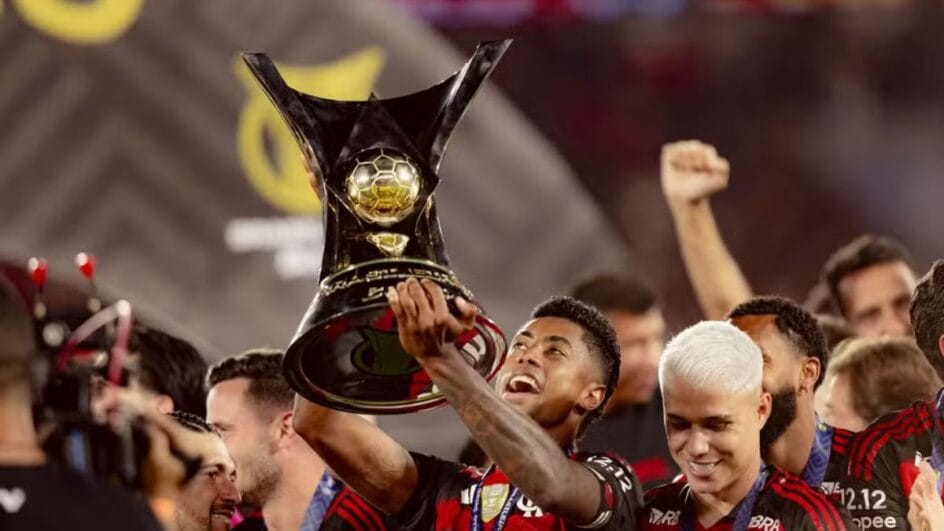 Bruno Henrique levanta a taça de campeão brasileiro no Flamengo (Foto: Adriano Fontes, Flamengo)