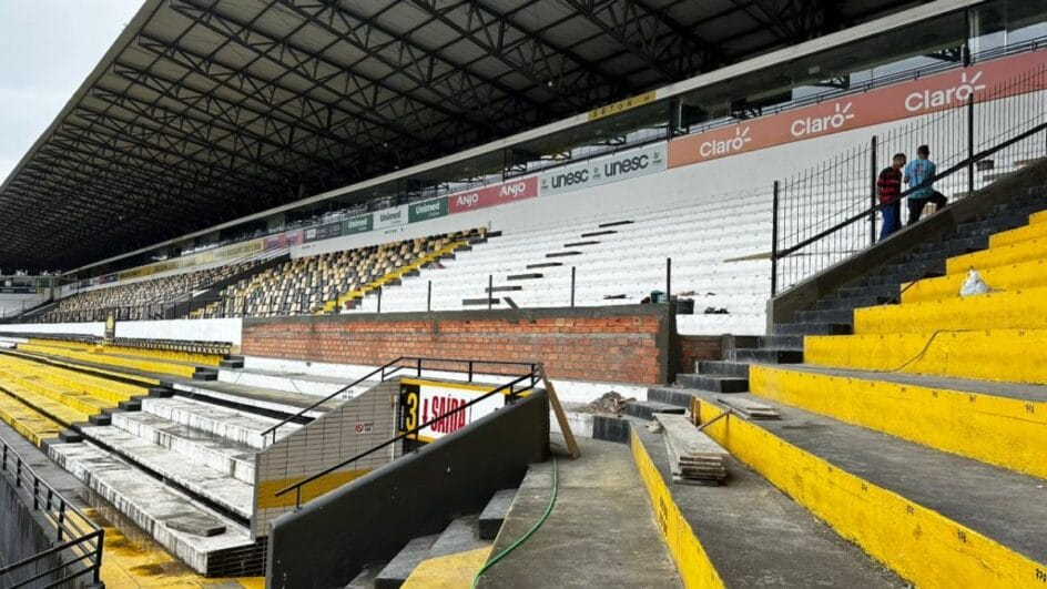 Arquibancada do Heriberto Hülse, em Criciúma, em obras; palco já foi campeão da Copa do Brasil