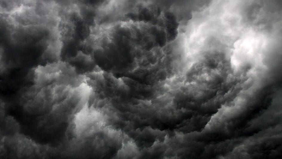 Foto mostra nuvens escuras no céu.