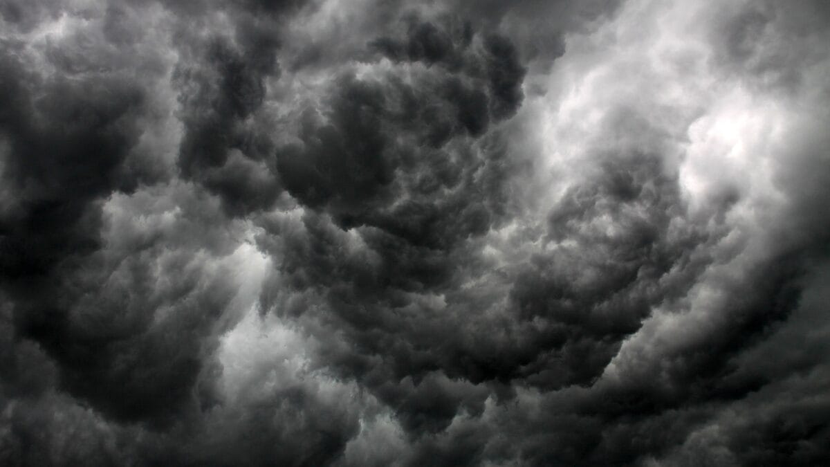 Foto mostra nuvens escuras no céu.