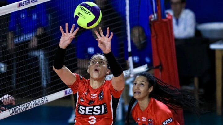 Atleta do Bauru levantando bola pela Superliga Feminina 202526