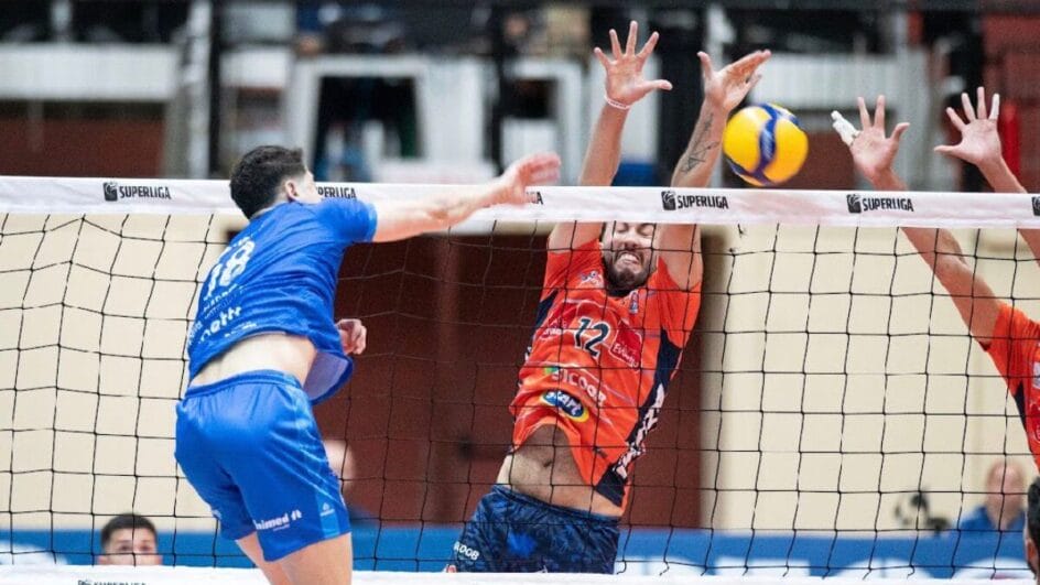 Atleta do Joinville atacando bola pela Superliga Masculina 202526