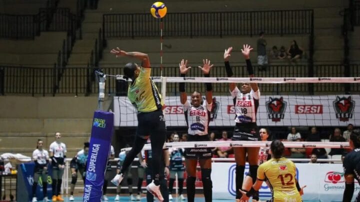 Atleta do Mackenzie atacando bola por cima da rede sobre o Bauru na Superliga Feminina 202526