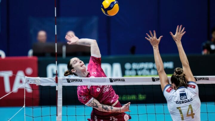 Atleta do Maringá atacando bola por cima da rede sobre o Minas na Superliga Feminina 202526