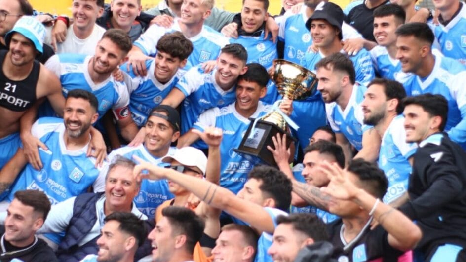 Atletas do time Estudiantes, da Argetina, com troféu festejando o acesso a elite do futebol nacional