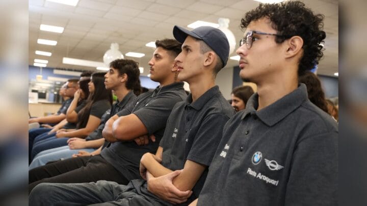 Alunos do curso profissionalizante da BMW em Araquari (SC)