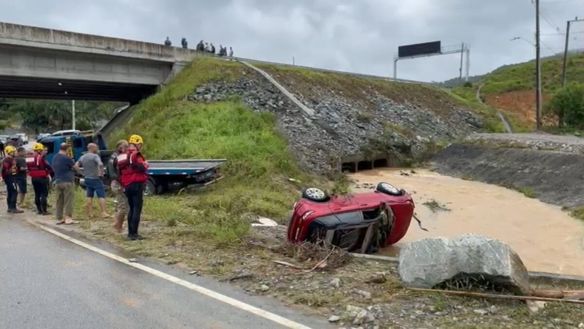 Bebê e casal morrem após carro ser arrastado em enxurrada causada por chuva em Palhoça (1)