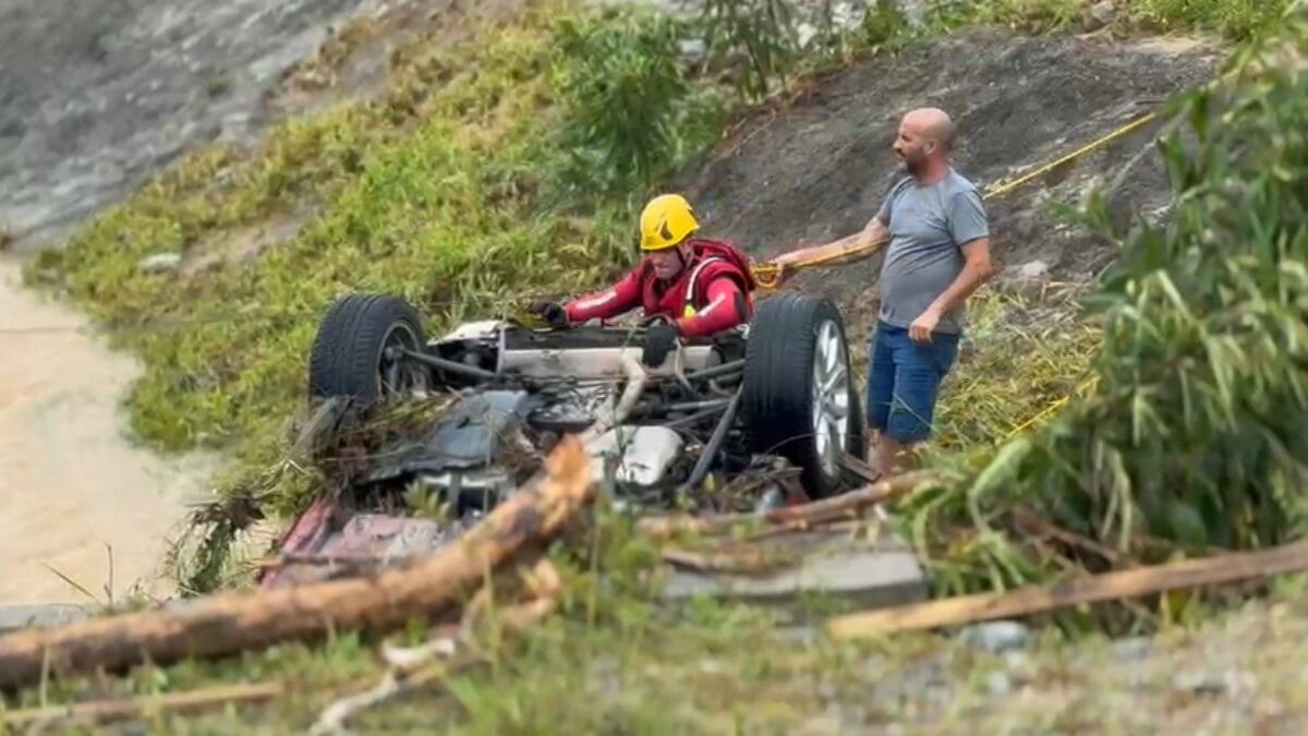 Bebê e casal morrem após carro ser arrastado em enxurrada causada por chuva em Palhoça (1)