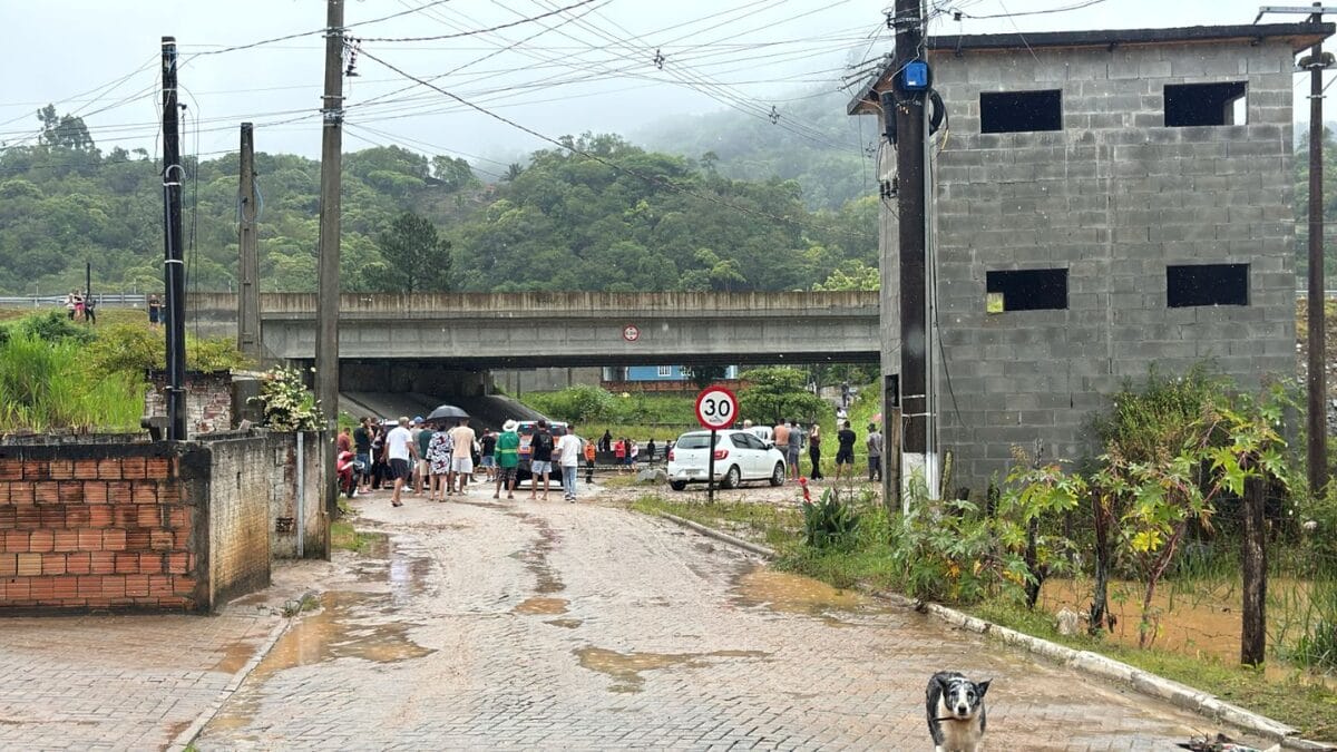 Bebê e casal morrem após carro ser arrastado em enxurrada causada por chuva em Palhoça (1)