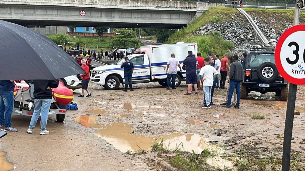 Bebê e casal morrem após carro ser arrastado em enxurrada causada por chuva em Palhoça (1)