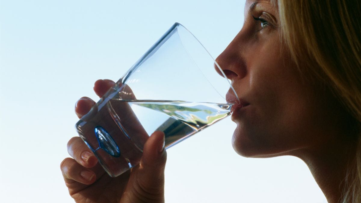 Beber água antes das refeições ajuda a perder peso, diz estudo