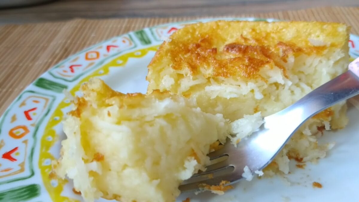 Bolo toucinho do céu servido no prato.