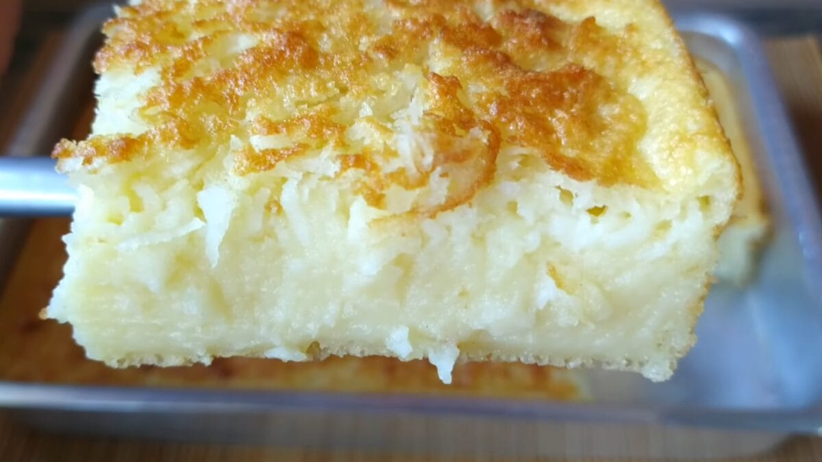 Pedaço de bolo toucinho do céu, textura cremosa e dourada