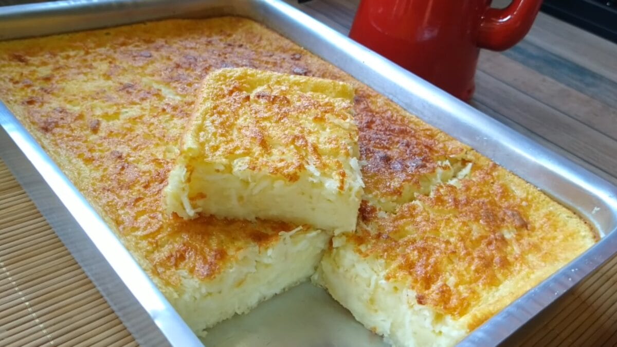 Forma com bolo toucinho do céu já cortado.