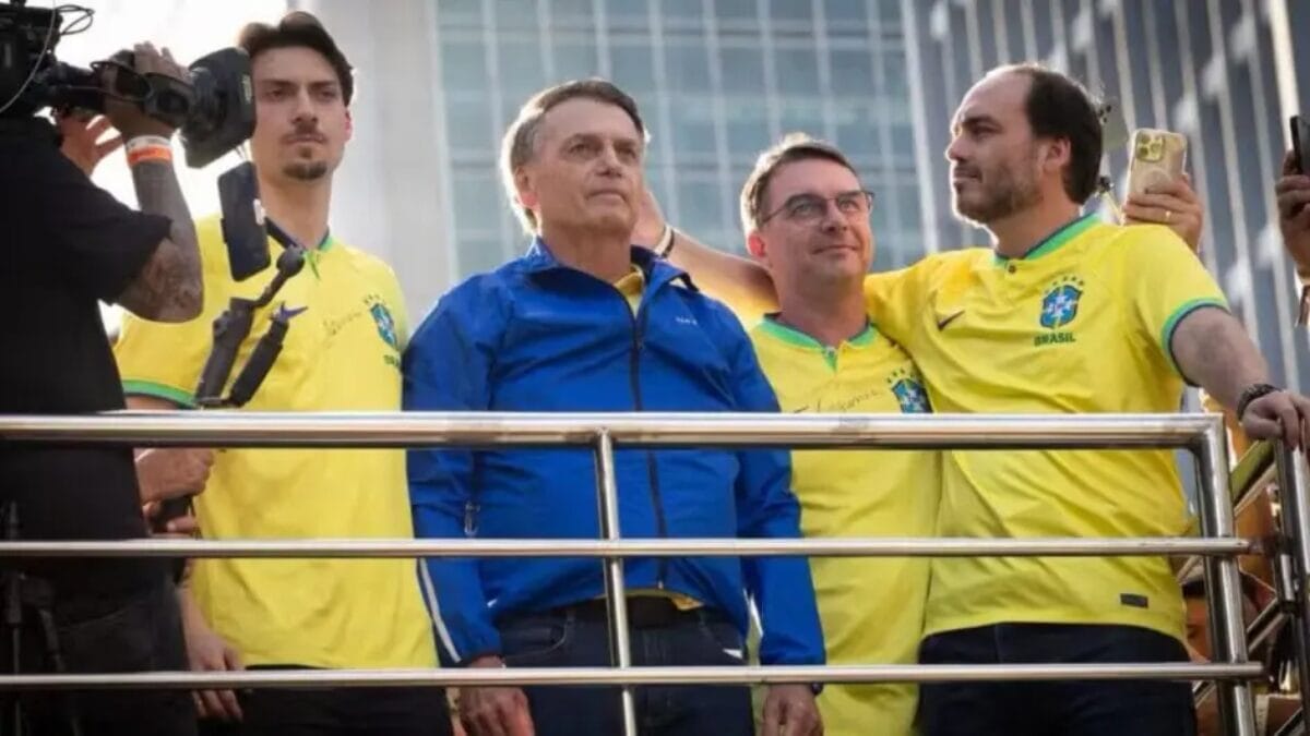 Jair Bolsonaro com os filhos Jair Renan, Flávio e Carlos