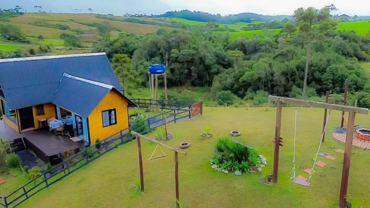 Cabana em Bom Retiro cercada por área verde, ideal para estadias na serra catarinense.