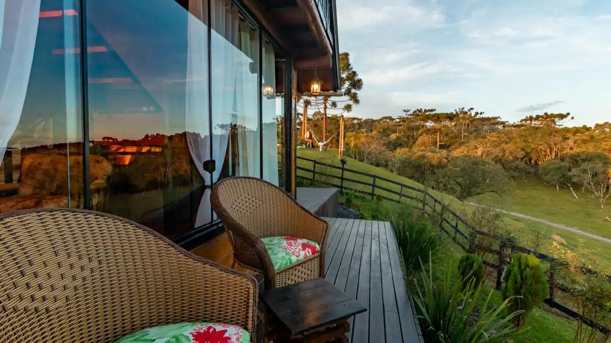 Varanda com cadeiras e vista para as montanhas em hospedagem de Bom Retiro, SC.