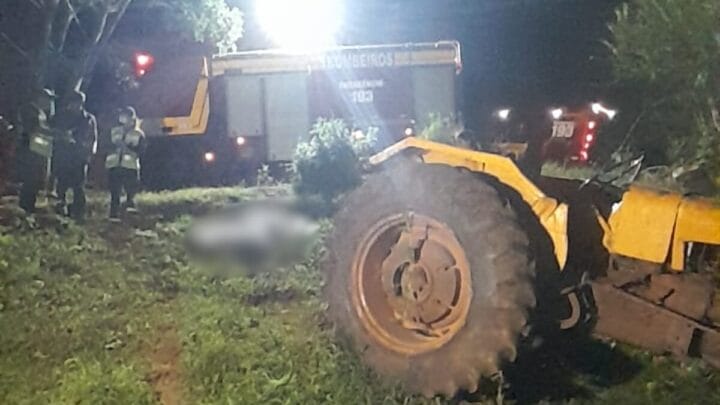 Cena de acidente com capotamento de trator, que matou agricultor em Xavantina. Área rural, à noite.