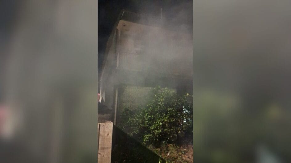 Bombeiros salvam vítima desacordada de incêndio em casa na Grande Florianópolis