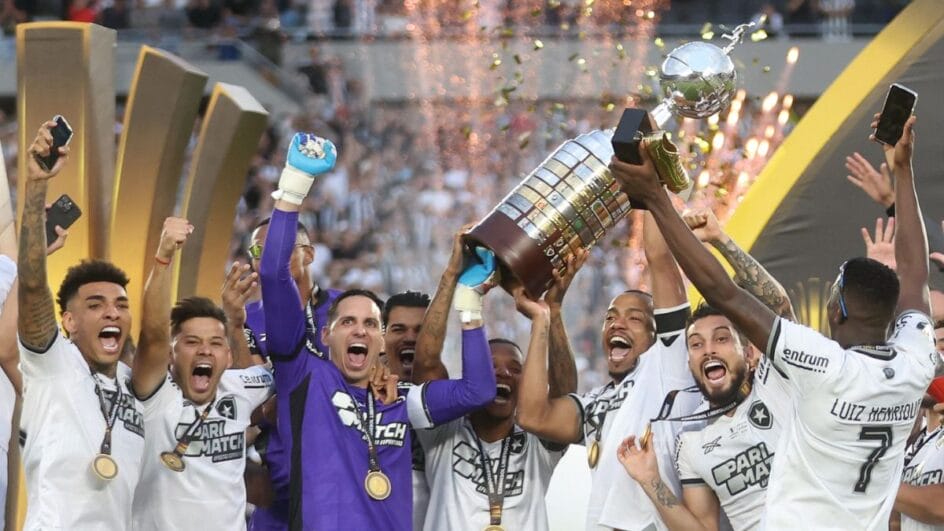 Jogadores do Botafogo levantam o troféu da Libertadores de 2024