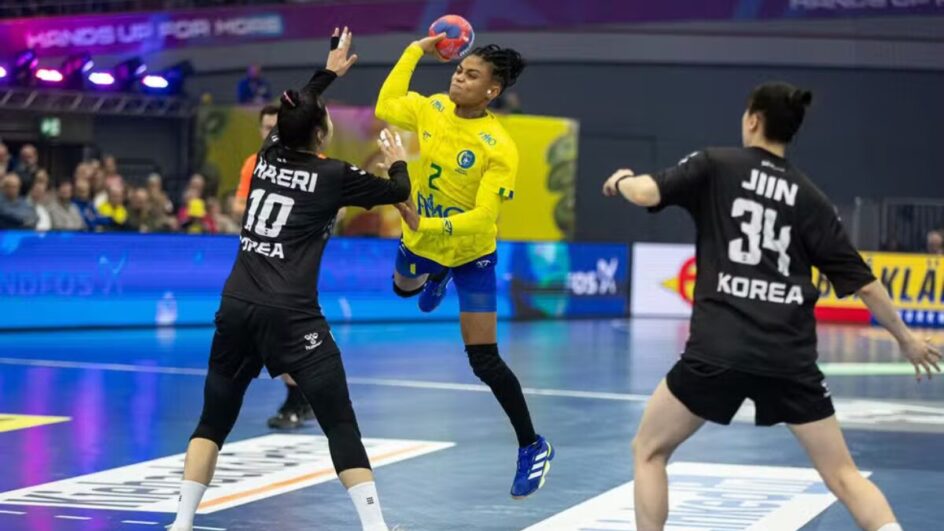Bruna de Paula saltando com a bola na mão, a ponto de lançar para o gol, no Mundial de Handebol Feminino 2025