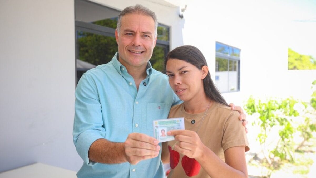 Renan Filho se encontra com a primeira brasileira a obter a CNH pelo novo modelo (Foto: Felipe Brasil/MT, Reprodução)