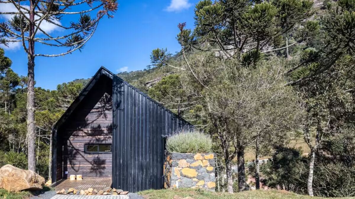 Cabana de luxo em Urubici rodeada por araucárias e paisagem serrana.