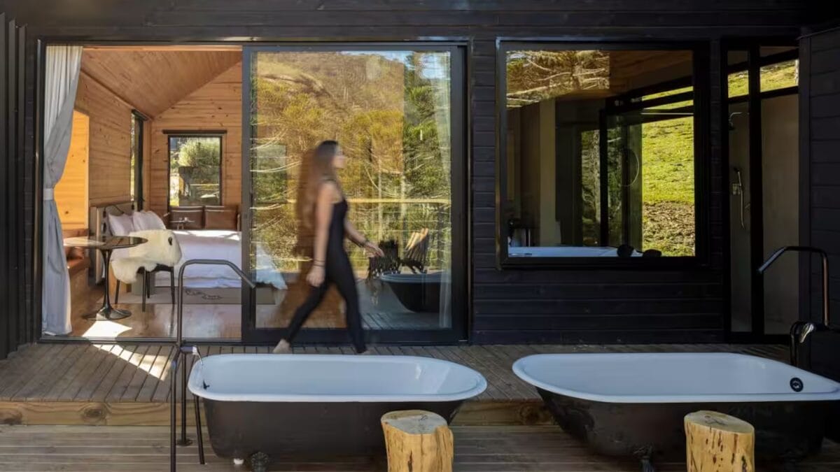 Hospedagem de luxo em Urubici com banheiras externas e vista para a serra.