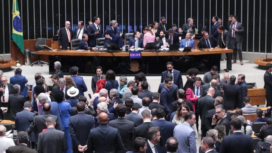 Discussão e votação de propostas legislativas.