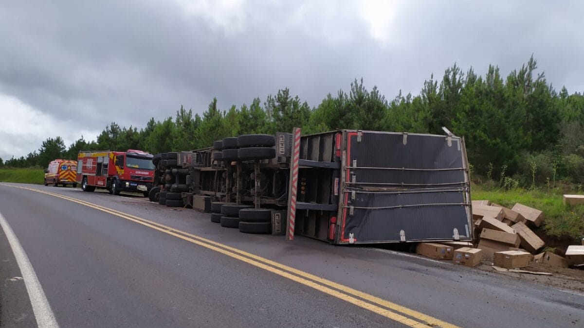 Caminhão tombado sobre a pista com carga espalhada ao lado da BR-153 após acidente ocorrido na quarta-feira (10) em Água Doce.