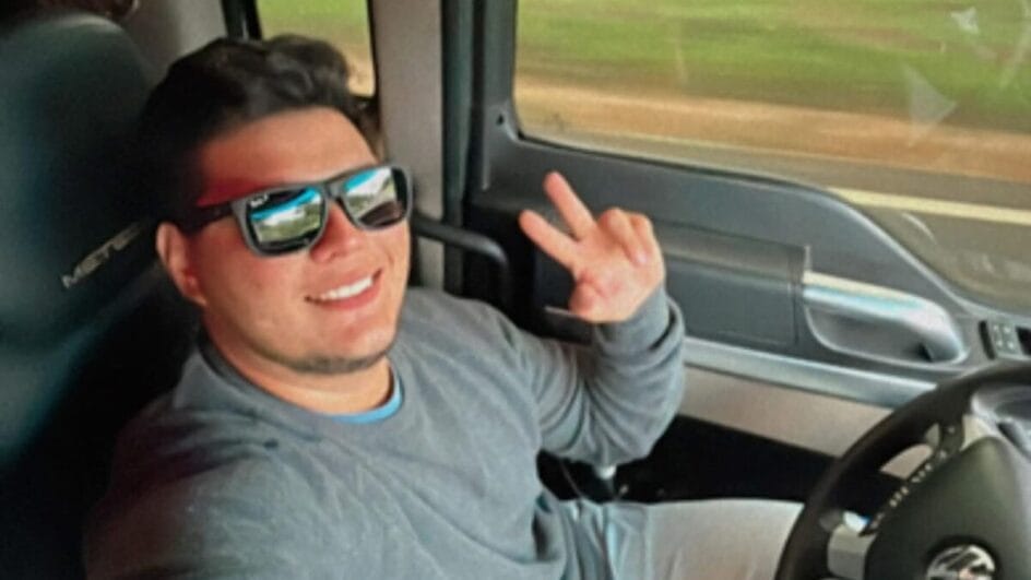 Homem posando dentro do caminhão, imagem usada em reportagem sobre o tombamento ocorrido na quarta-feira (10) na BR-153, em Água Doce.