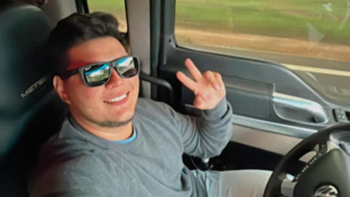 Homem posando dentro do caminhão, imagem usada em reportagem sobre o tombamento ocorrido na quarta-feira (10) na BR-153, em Água Doce.