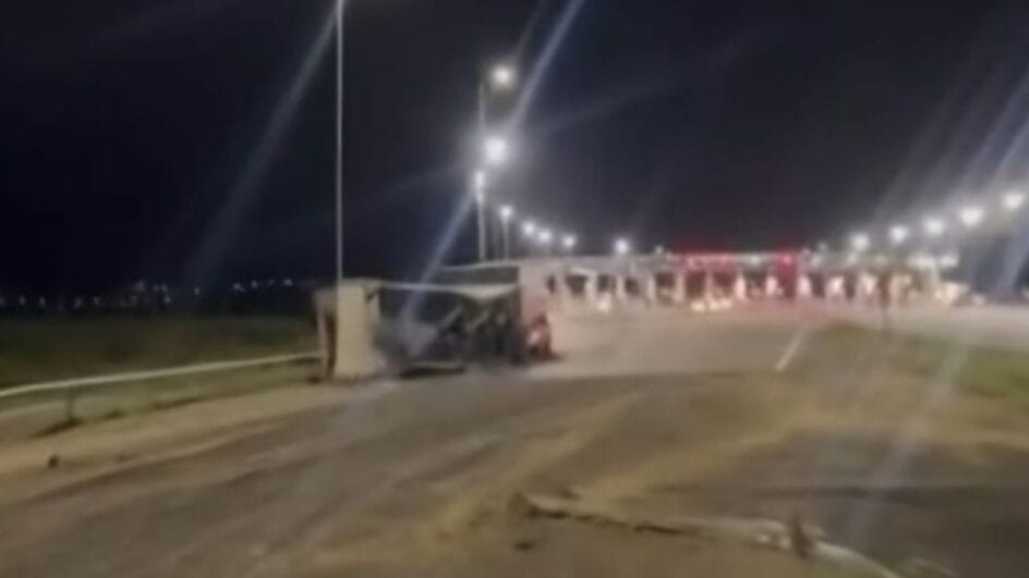 Caminhão tombado na BR-101 em Tubarão