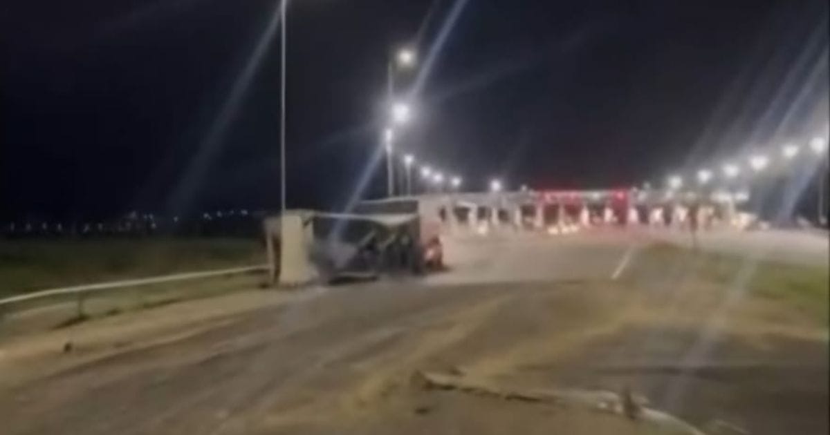 Caminhão tombado na BR-101 em Tubarão