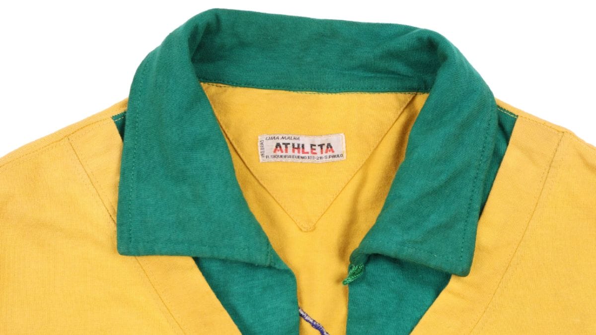 Detalhe da gola da camisa