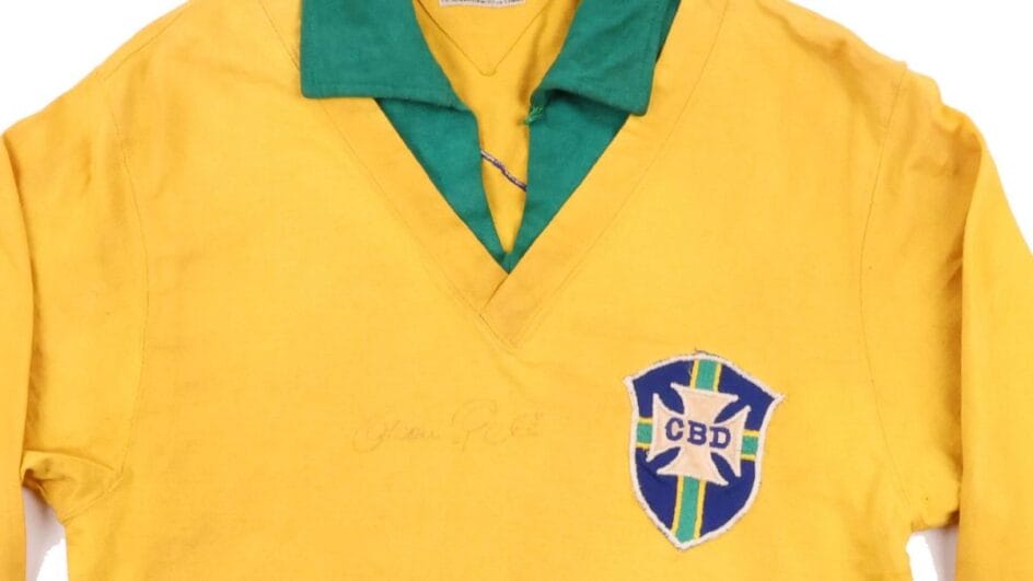 Detalhe da gola e escudo da camisa usada por Pelé na Copa do Mundo de 1962