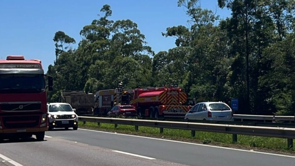 Bombeiros atuam em incêndio em carreta n BR-101, Criciúma